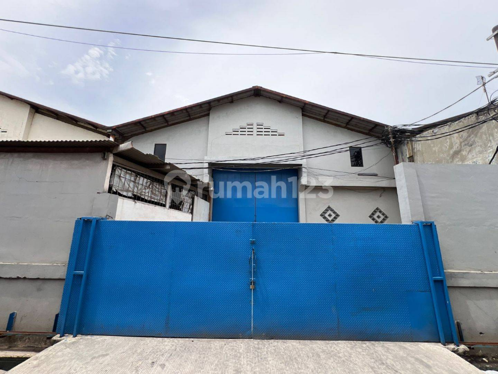 Spacious Warehouse with Container Access in Tangerang
