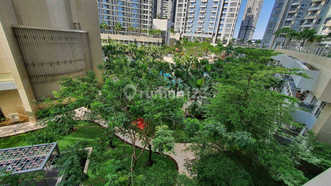 Luxury 1-Bed Apartment with Pool View