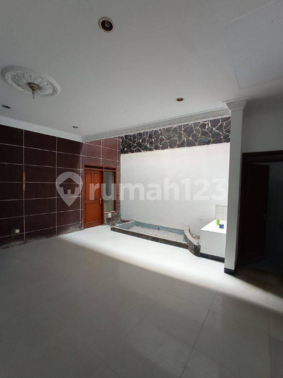 Spacious Semi-Furnished House with Garden
