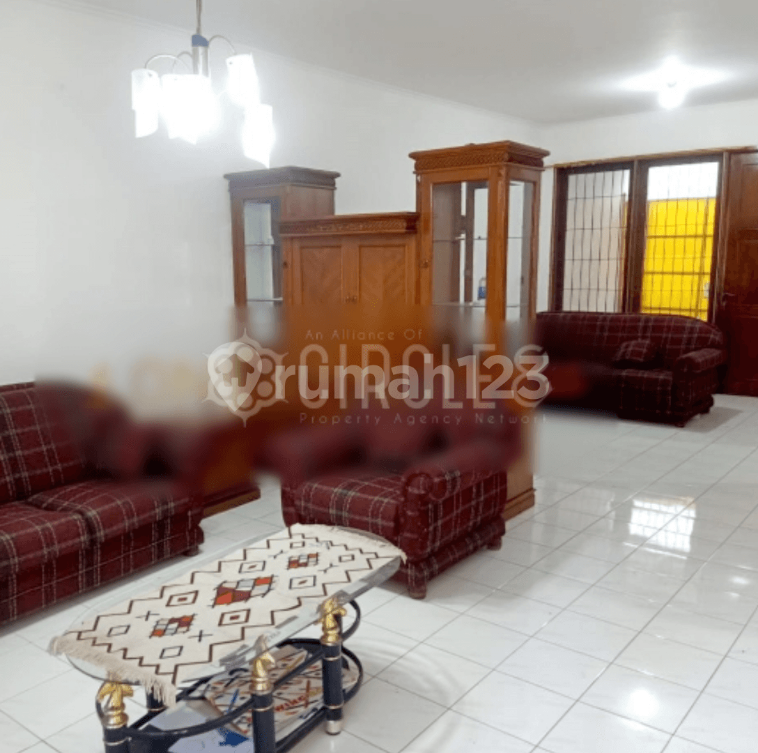 Spacious 4-Bedroom House with Modern Furnishings