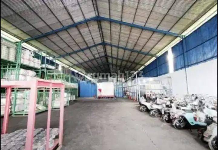 Spacious Industrial Warehouse with Container Access