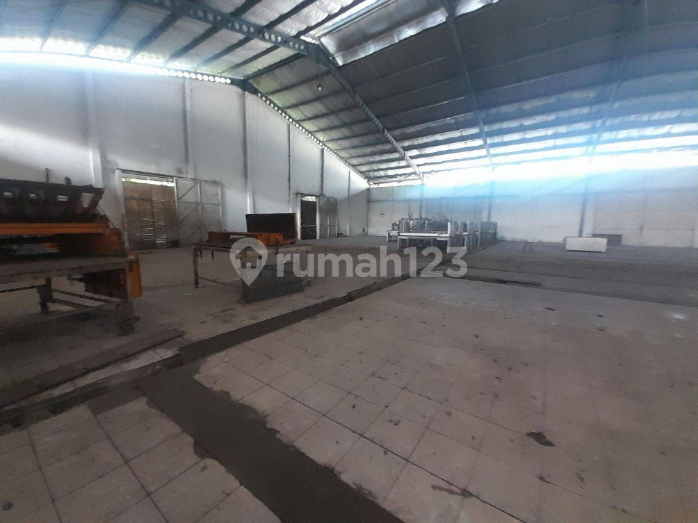 Large Industrial Warehouse with High Power Capacity