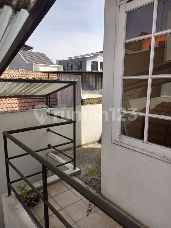 Spacious 3-Bedroom House with Carport