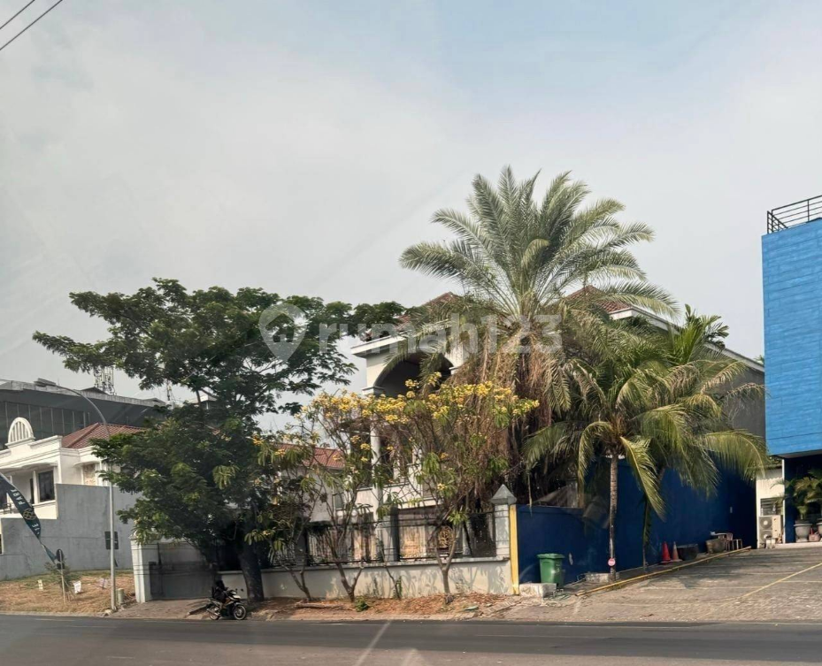 Large Commercial Two-Story House in Citraland Area