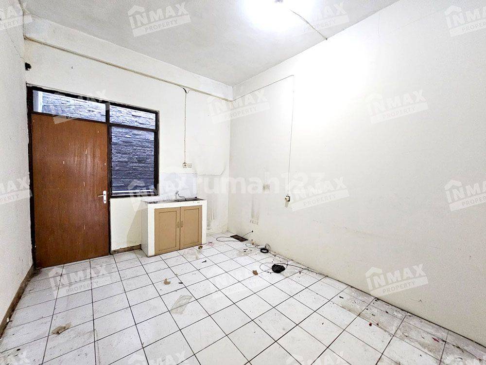 Strategic Location Property Suitable for Various Businesses