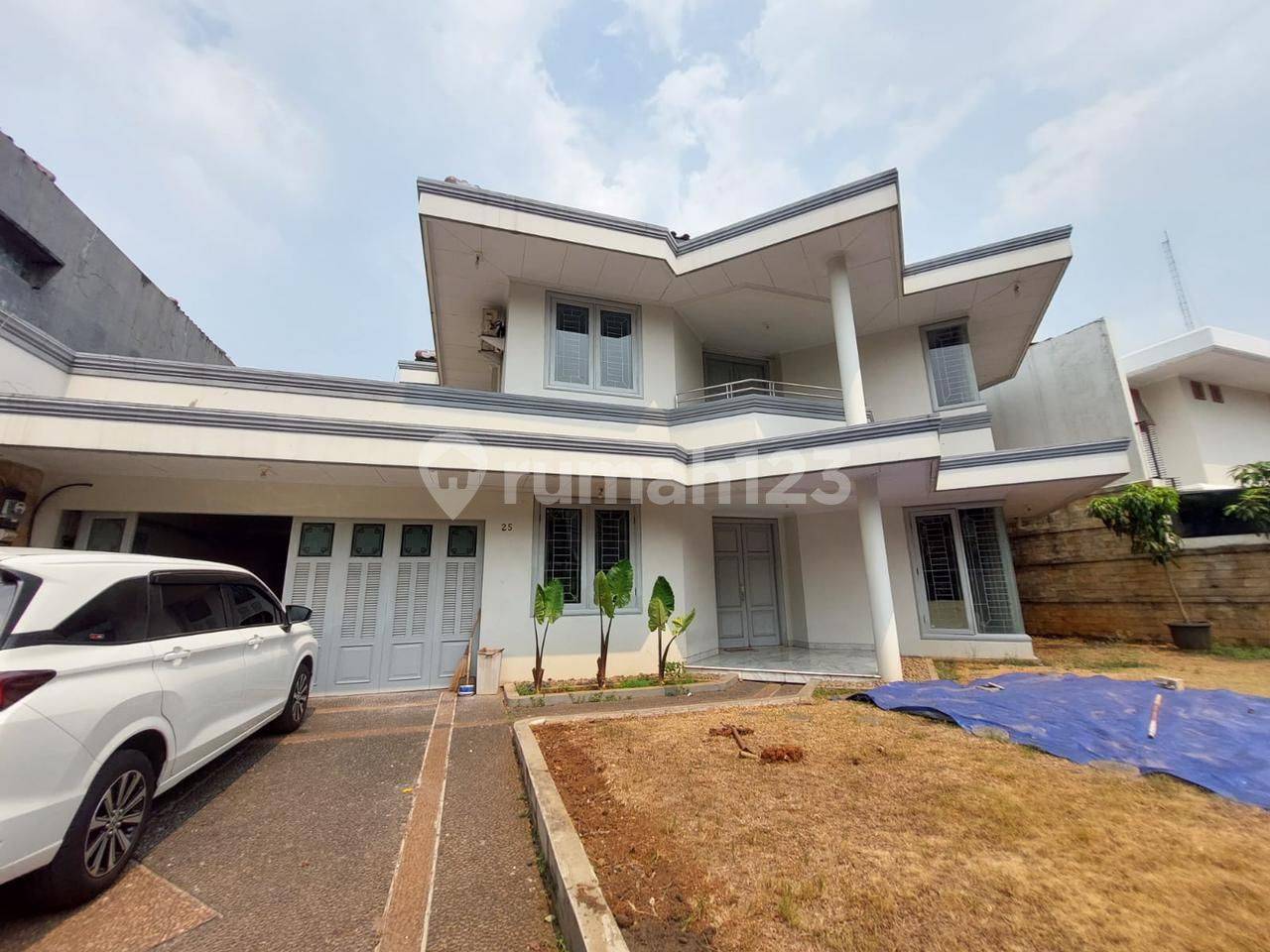 Spacious 5-Bedroom House with Pool near Pejaten Village Mall