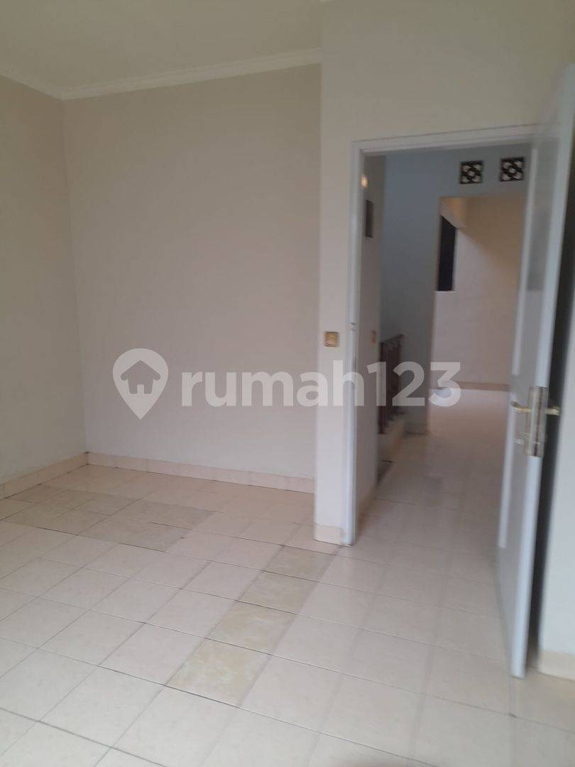 Spacious 4-Bedroom House in BSD Nusaloka