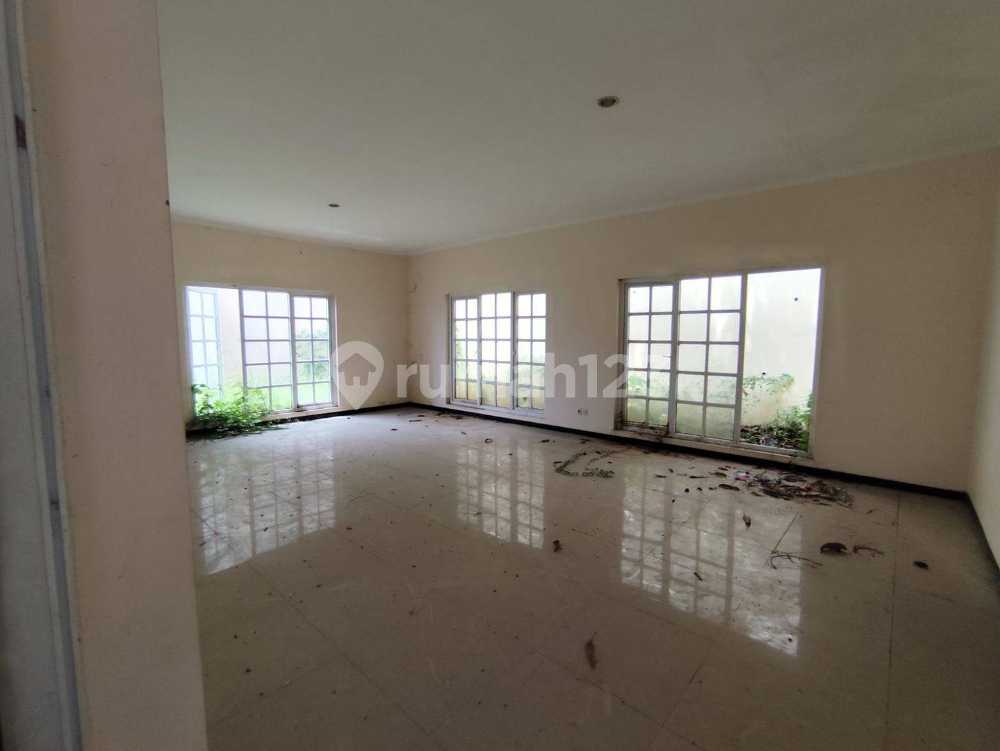Villa Esperanza, Ngaliyan Semarang қаласындағы 3 қабатты заманауи классикалық вилла