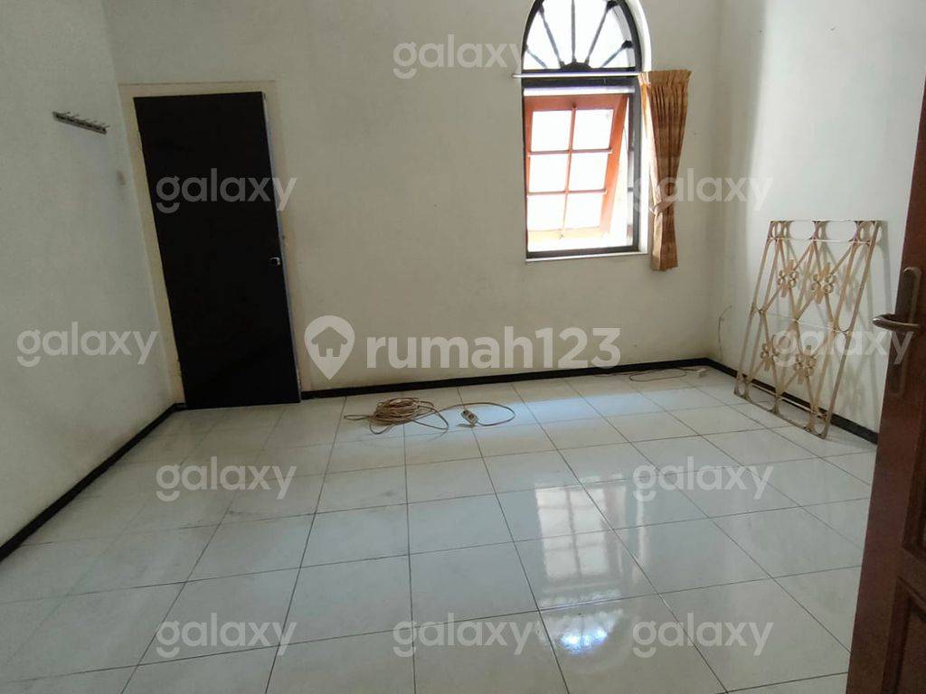 Large House near Ijen, Malang - 600m² with 6 Bedrooms and Garden