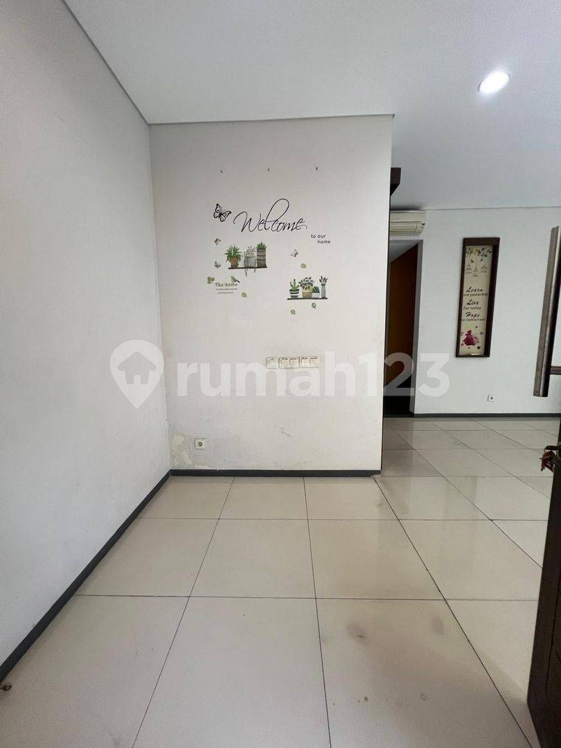 Kebayoran Senopati Luxury Rental: Spacious 5-Bedroom House with Pool
