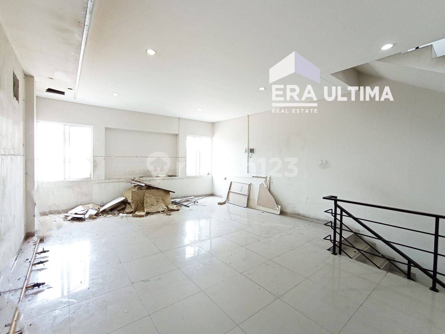 Strategic Commercial Property for Rent on Main Road
