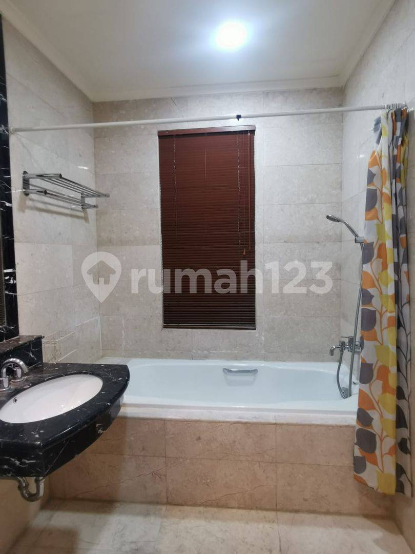 Senayan Residence-тегі 2 бөлмелі пәтер, жақсы орналасқан, төменгі қабат