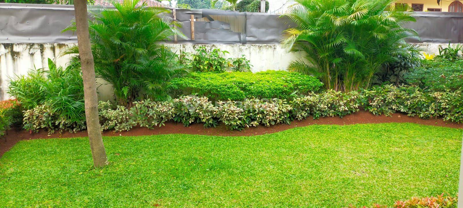 Spacious 5-Bedroom House with Pool and Garden