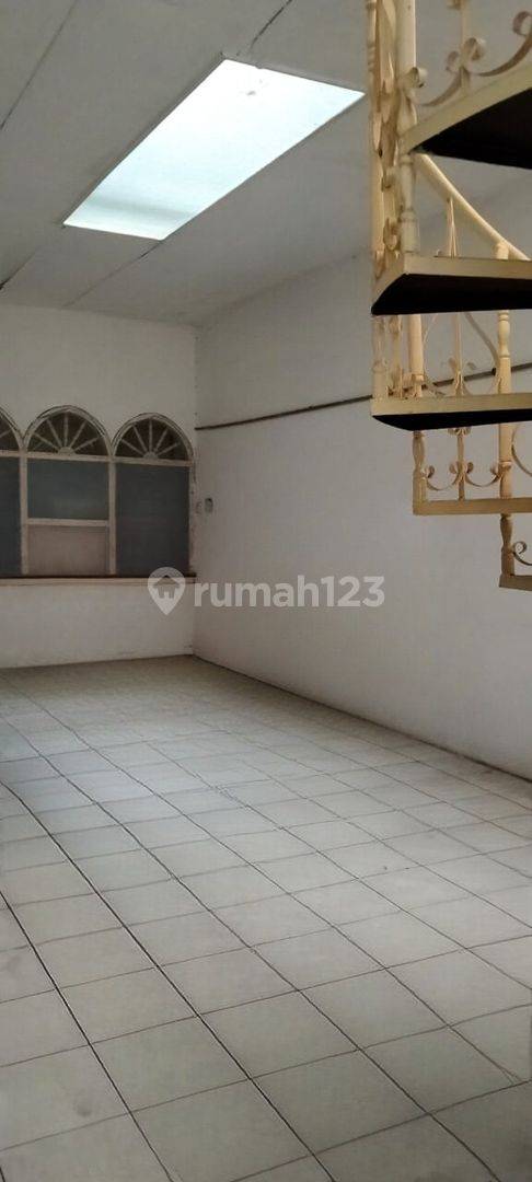 Spacious 4-Bedroom Property with Natural Gas