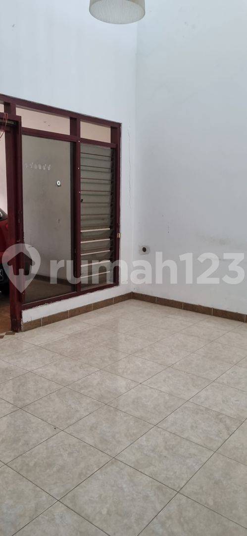 2-Story House in East Surabaya, Strategic Location Near Public Facilities