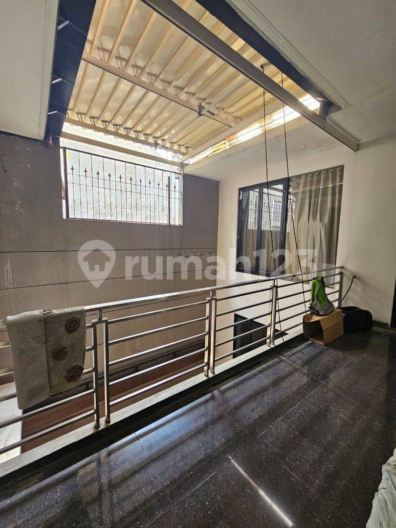 Spacious 4-Bedroom House in Batununggal, Fully Furnished