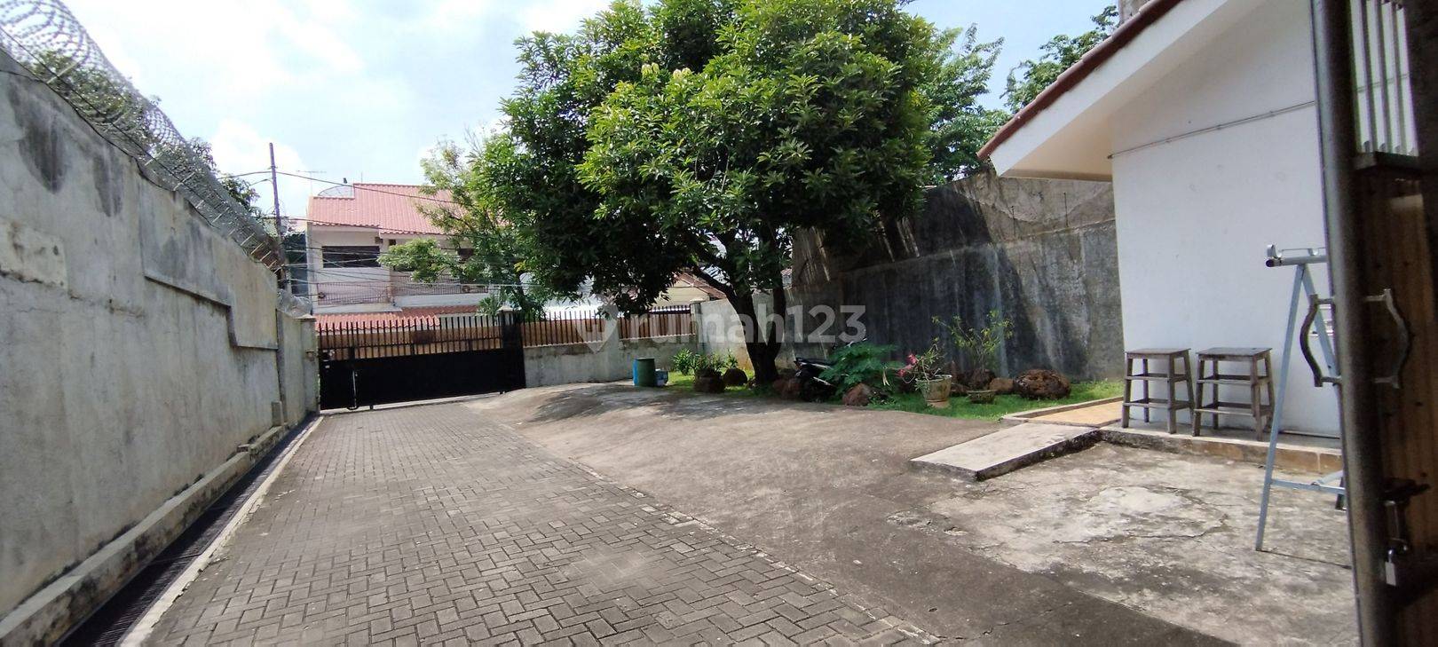 Strategic Location Property - Suitable for Showroom, Logistics, Office, or Clinic