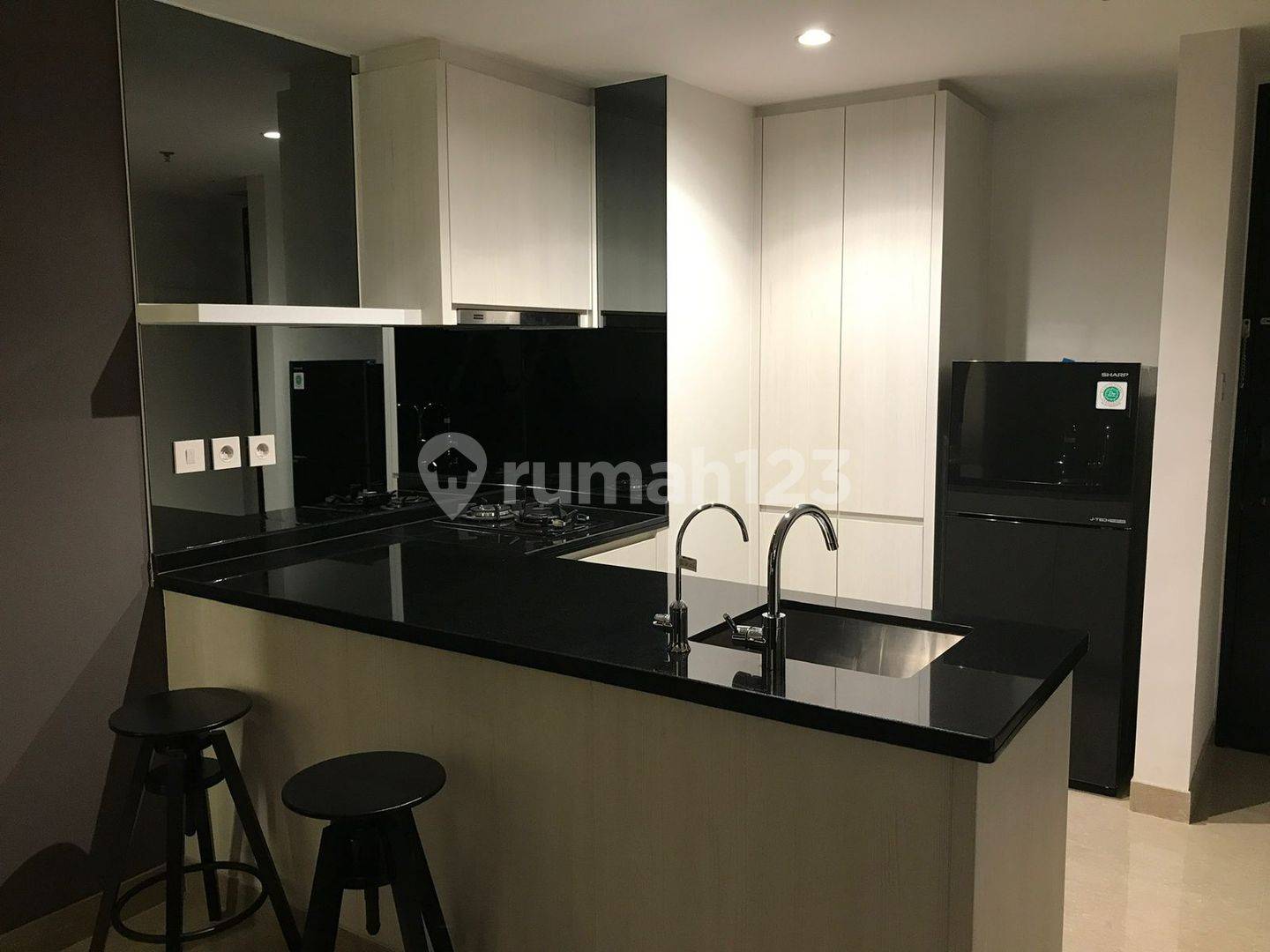 Fully Furnished Modern Apartment with Electronic Equipment