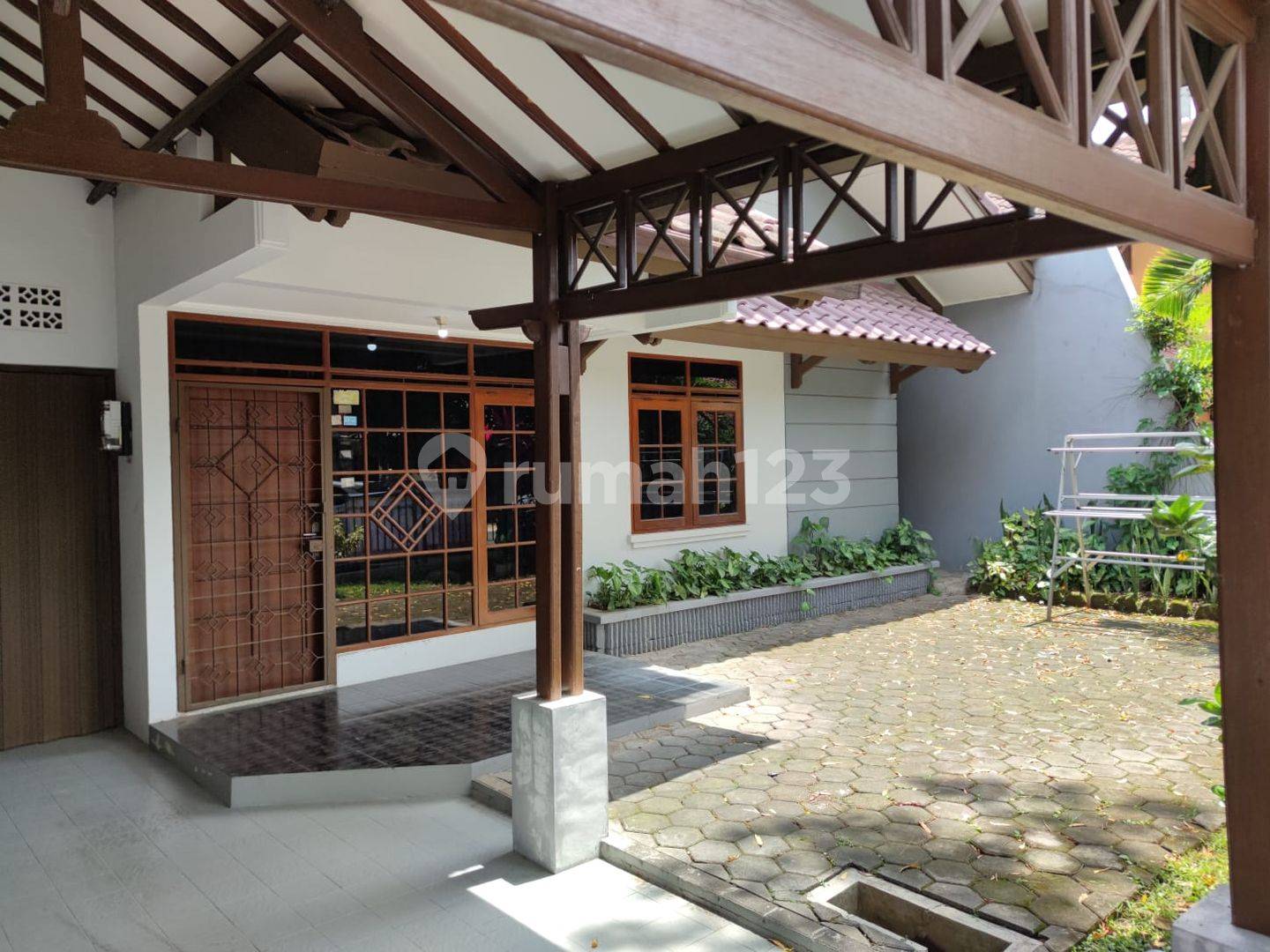 Minimalist 1-Floor House in Batununggal, Bandung - Strategic Urban Location