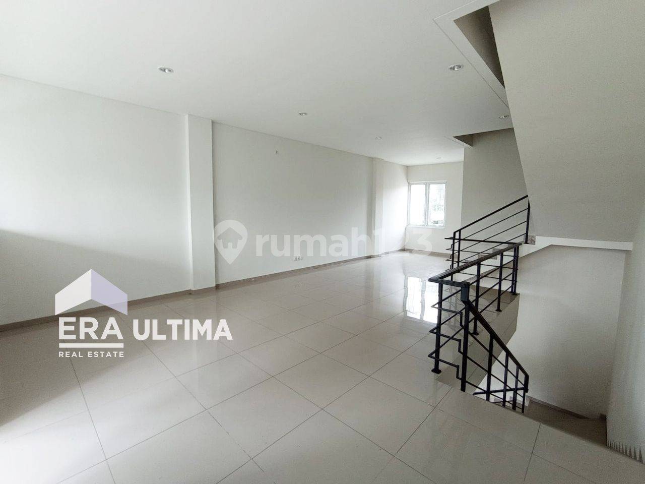 Strategic Commercial Property for Rent on Main Road