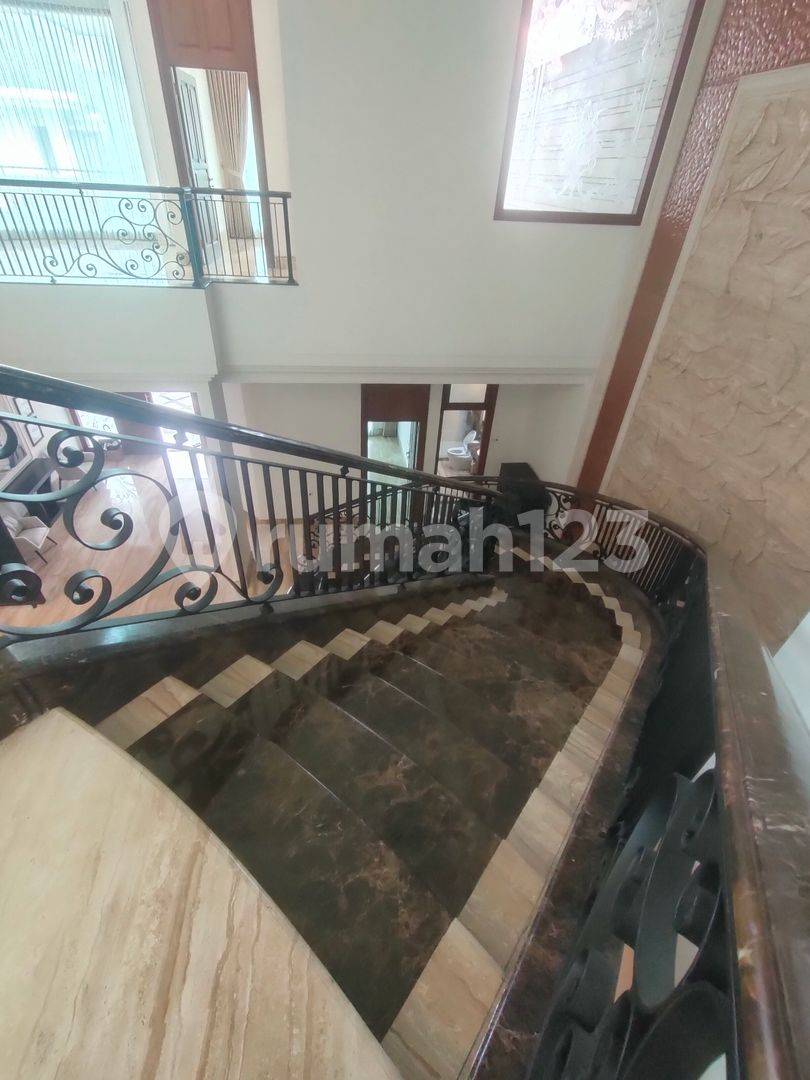 Luxurious Graha Famili House - Fully Furnished, Premium Finish