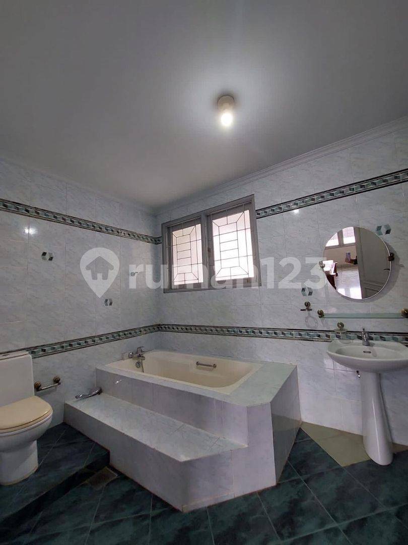 Spacious 5-Bedroom House with Pool near Pejaten Village Mall