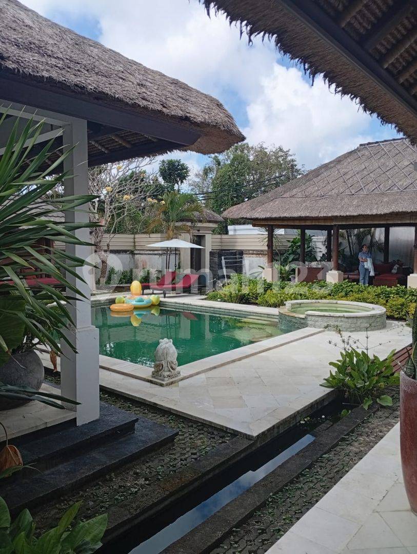 Luxurious 3-Bedroom Villa in Jimbaran with Private Pool and Jacuzzi