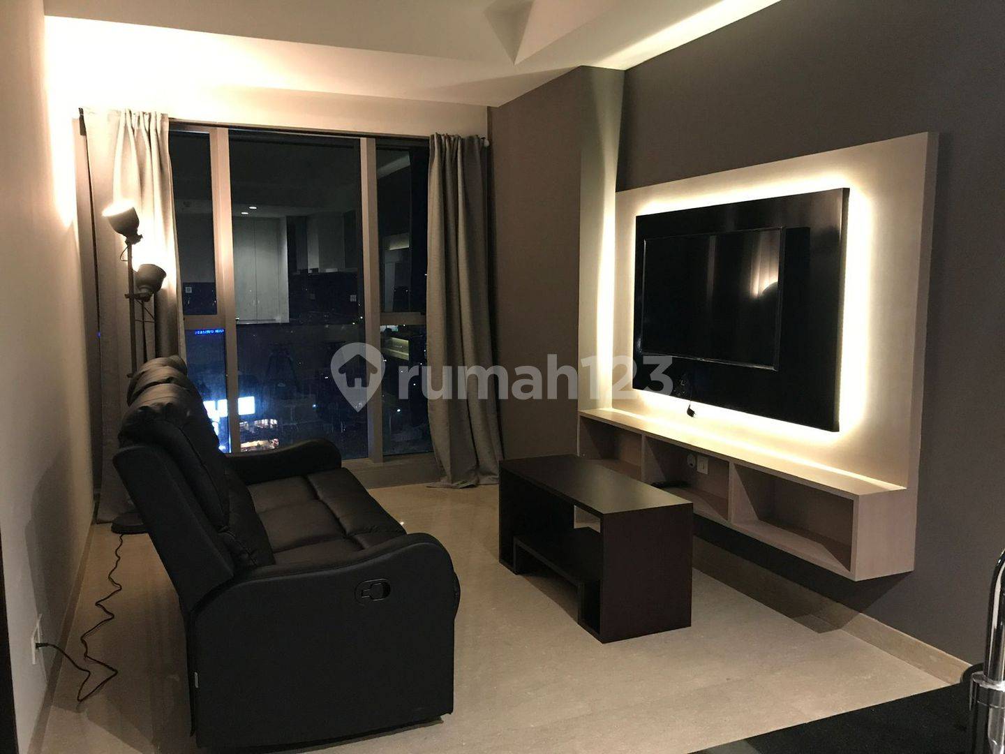 Fully Furnished Modern Apartment with Electronic Equipment