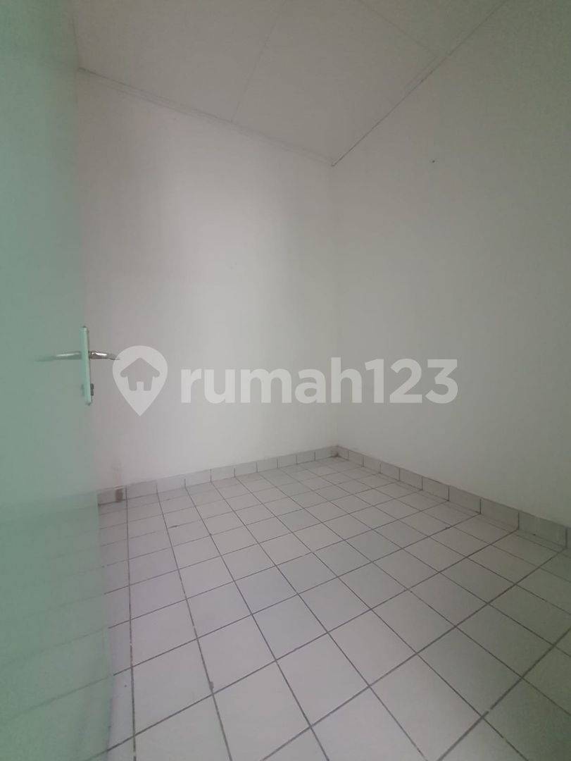 Griya Loka BSD-дағы 2 қабатты үй, стратегиялық орналасу, бұрыштық учаске