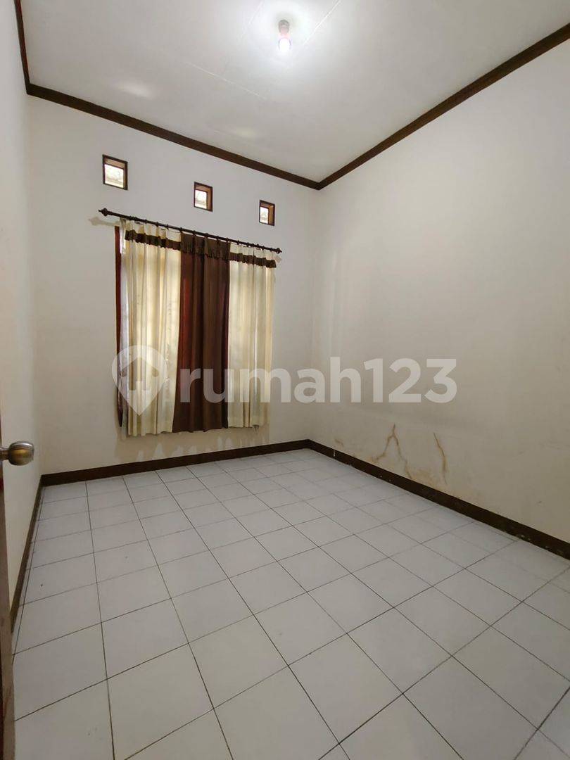 2-Story House in Taman Kopo Indah, 4 Bedrooms, Garasi & Carport
