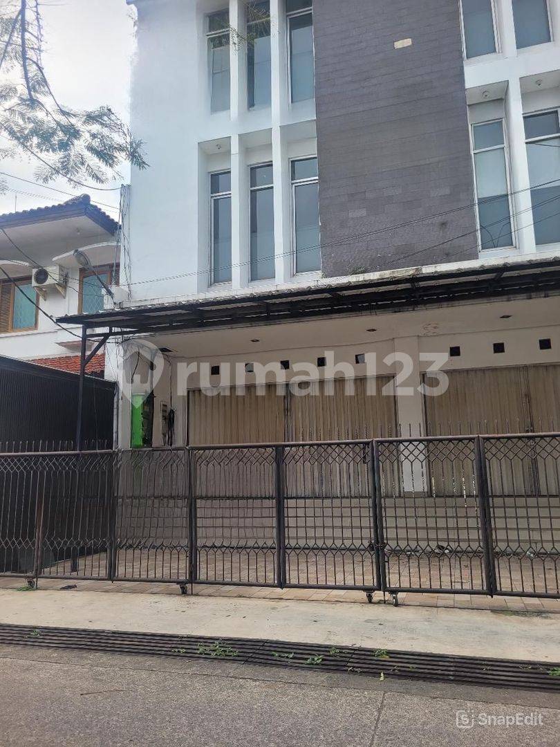 3-Story East-Facing Property, Ready to Use, Strategic Location