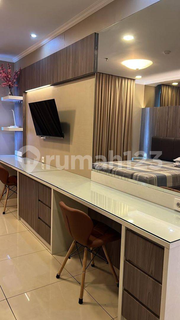 Modern Apartment with Designer Interior and Full Amenities