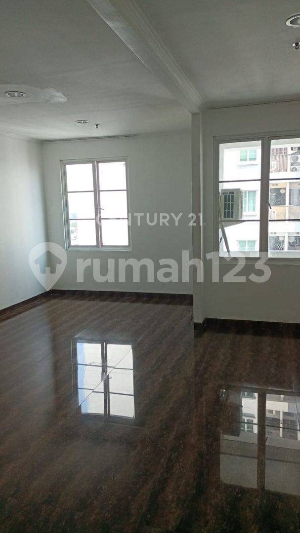 Duplex 2-Level Apartment with Pool View