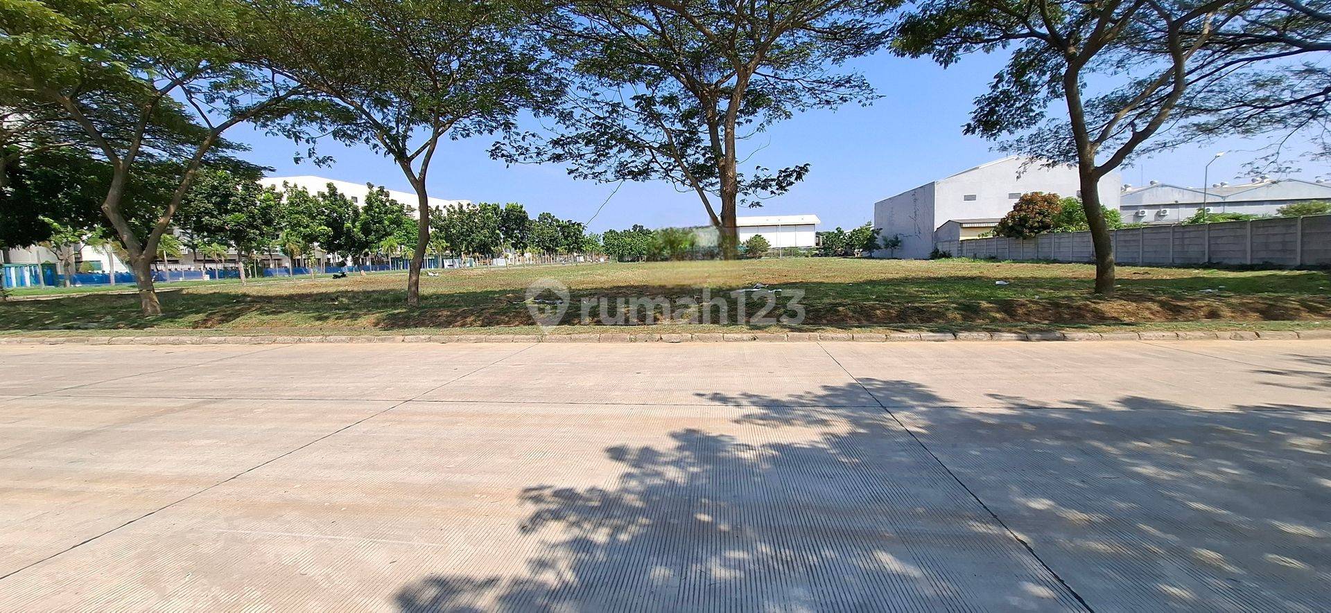 Ready-to-Build Plot in Secure Complex Near Gate