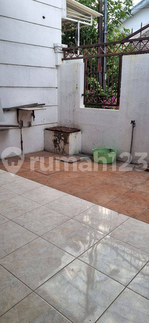 2-Story House in East Surabaya, Strategic Location Near Public Facilities