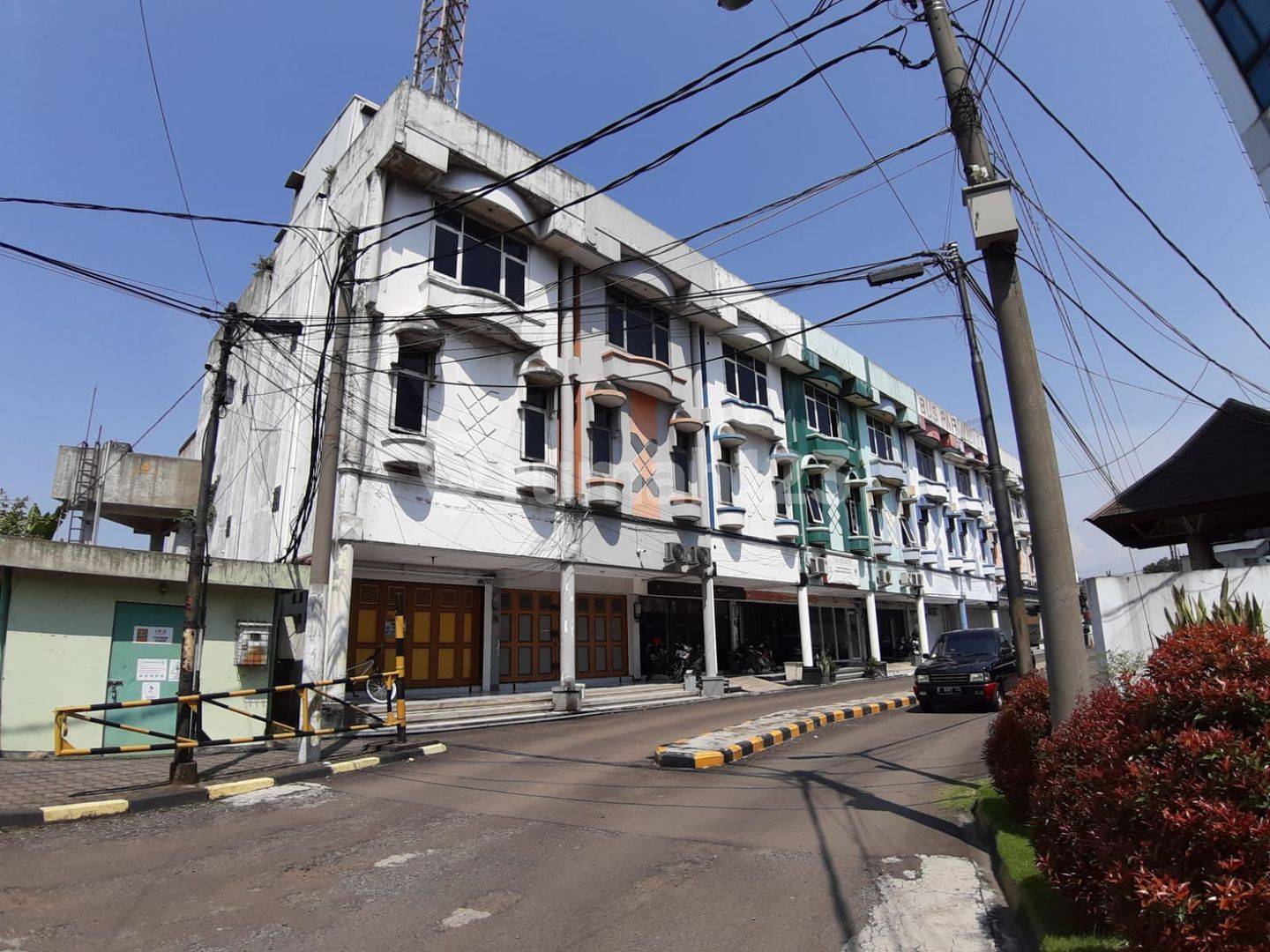 3-Story Cluster Property with 24-Hour Security in Pasirkoja