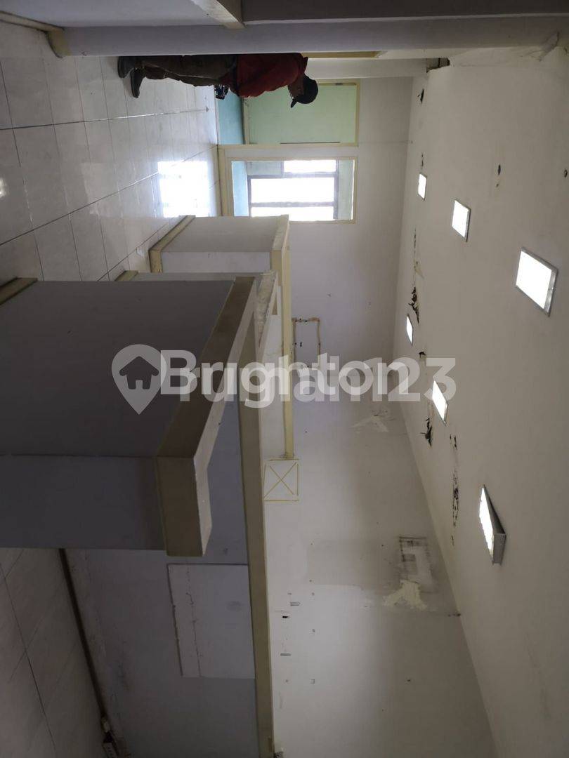 2.5-Story Commercial Space in Blitar - Wide Parking Area
