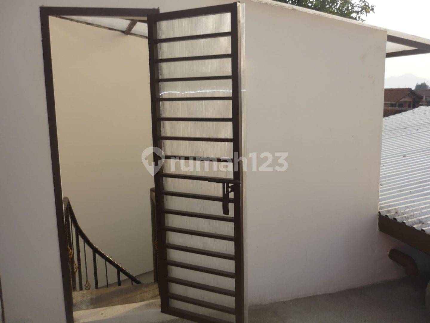 2-Bedroom House at Gunung Batu with Drying Area