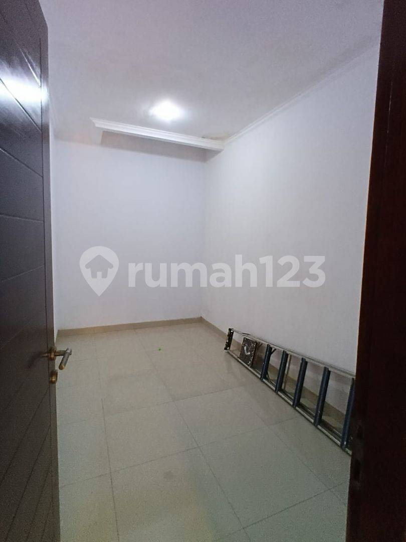 1.5 қабатты үй, 3 жұмақ, 2 жуынатын бөлме, 5x15м аумақ