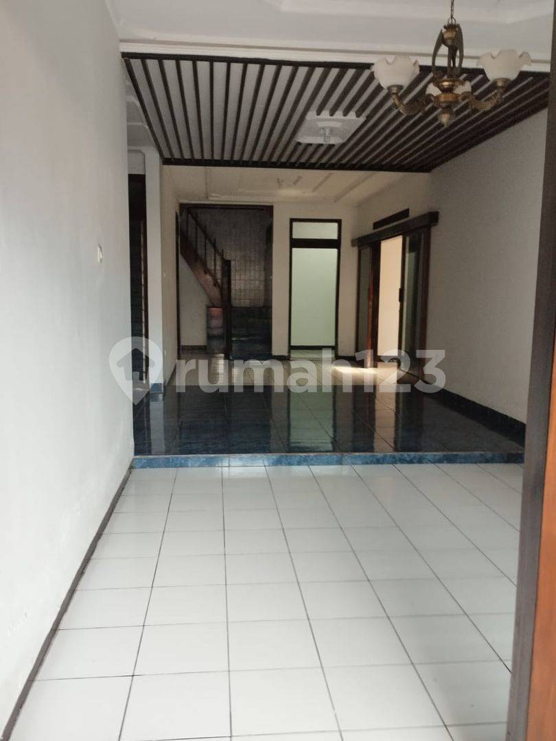 Property Near Airport, Main Road, Mall, and Traditional Market