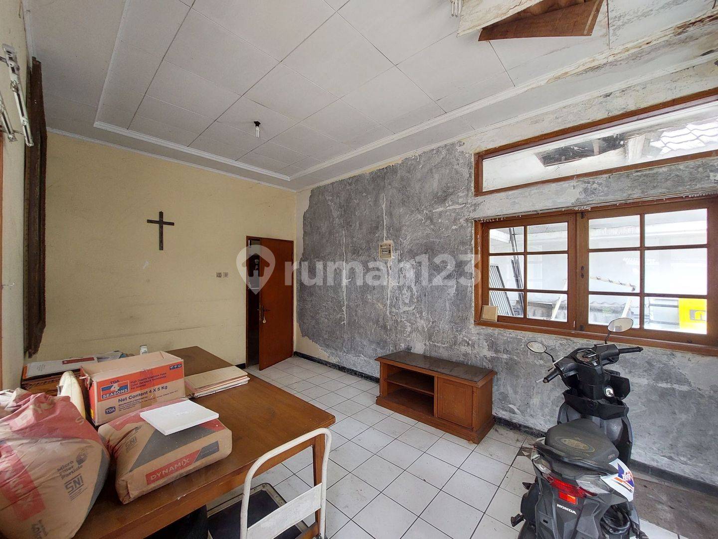 Strategic Business Space for Cafe, Restaurant, or Office