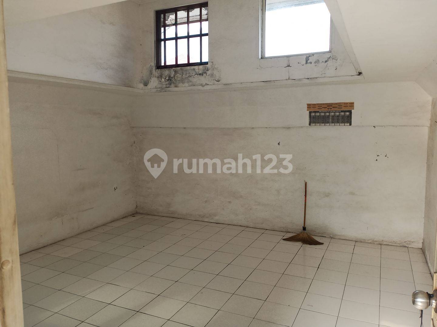 Ruko in Cengkareng - Comfortable Commercial Property with Multiple Facilities