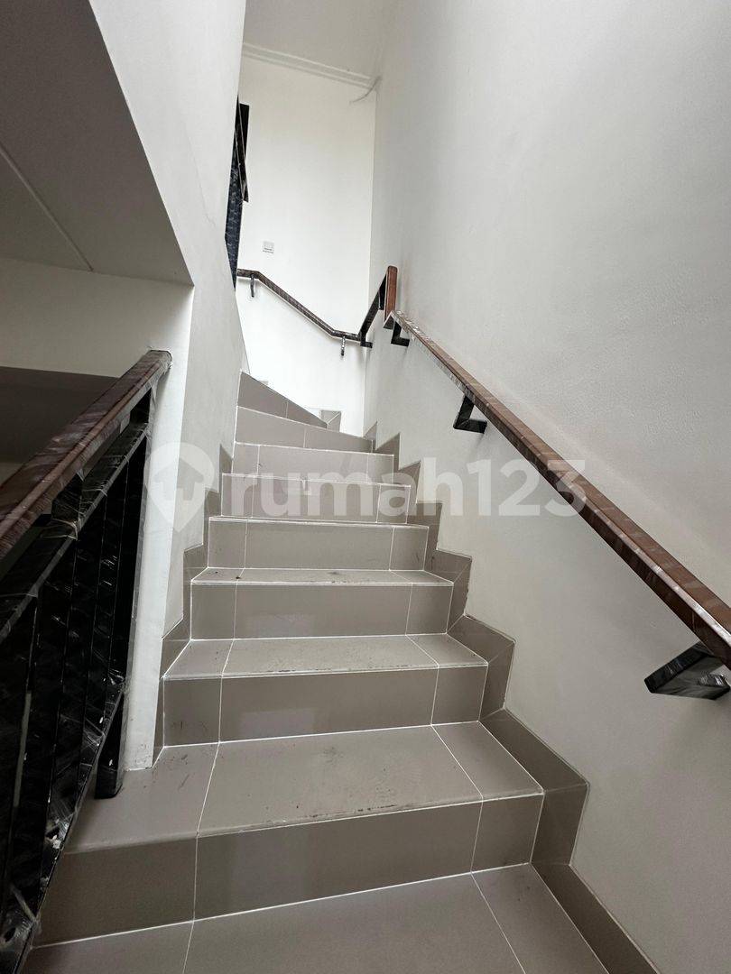 2-Story Cluster California House with Semi-Furnished Features