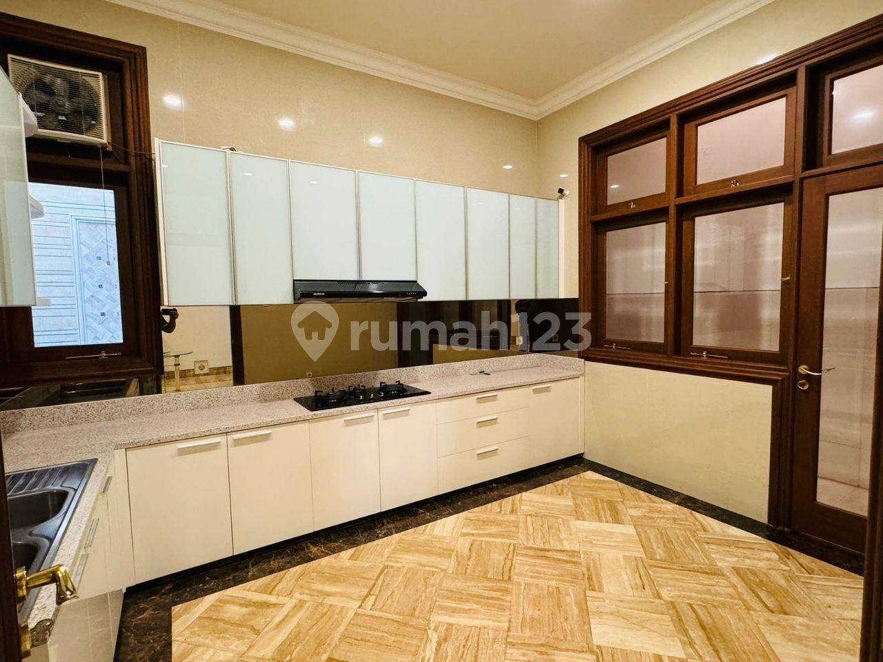 Luxurious Graha Famili House - Fully Furnished, Premium Finish