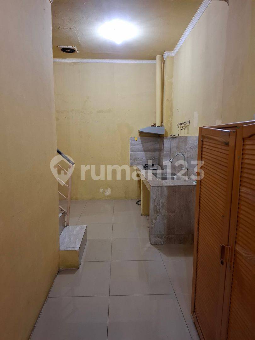2-Story House, 3 Bedrooms, 2 Bathrooms, Carport