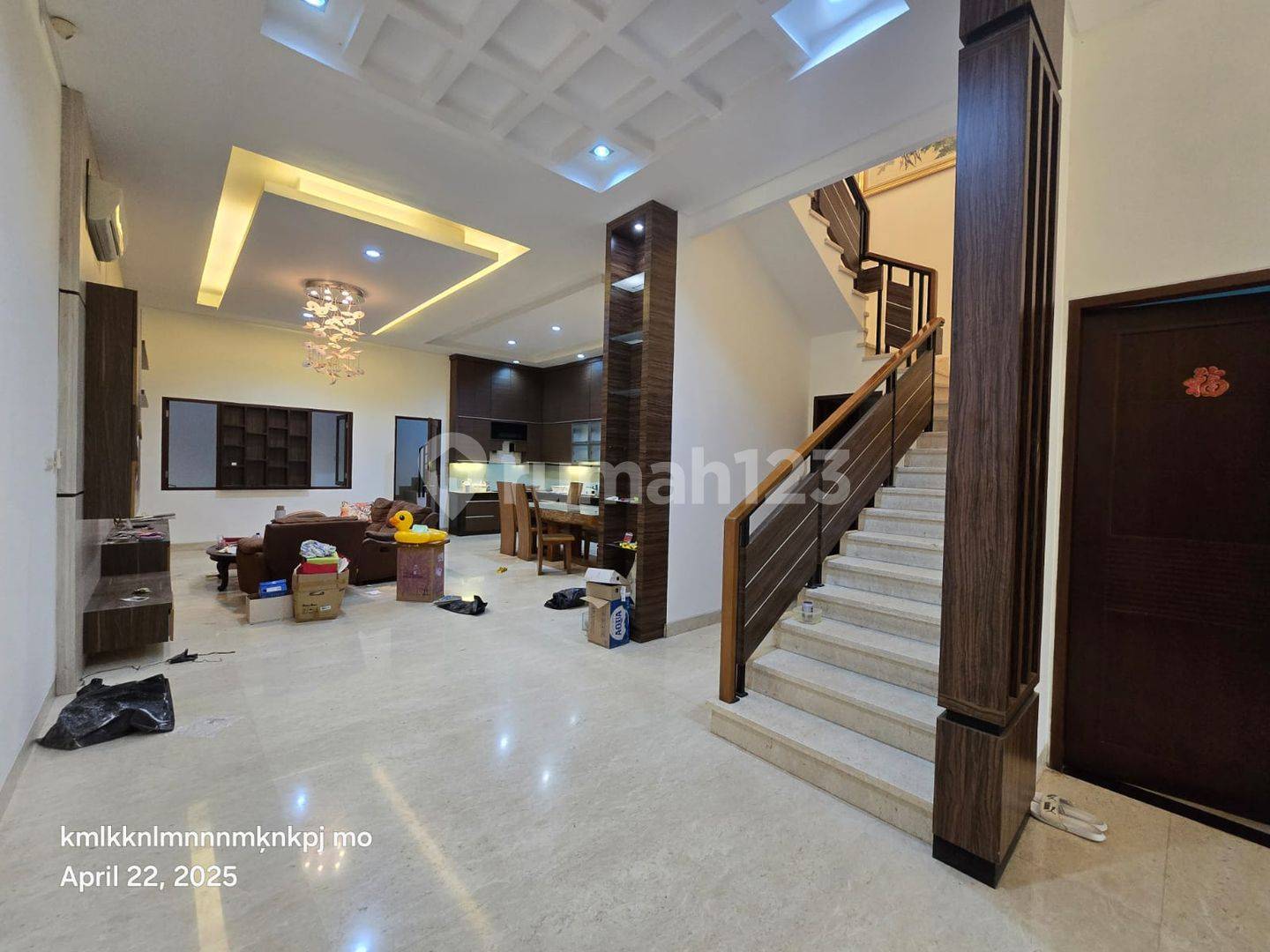 Pantai Indah Kapuk-тегі кең 3.5 қабатты үй, бірнеше бөлмелері мен қоймасы бар