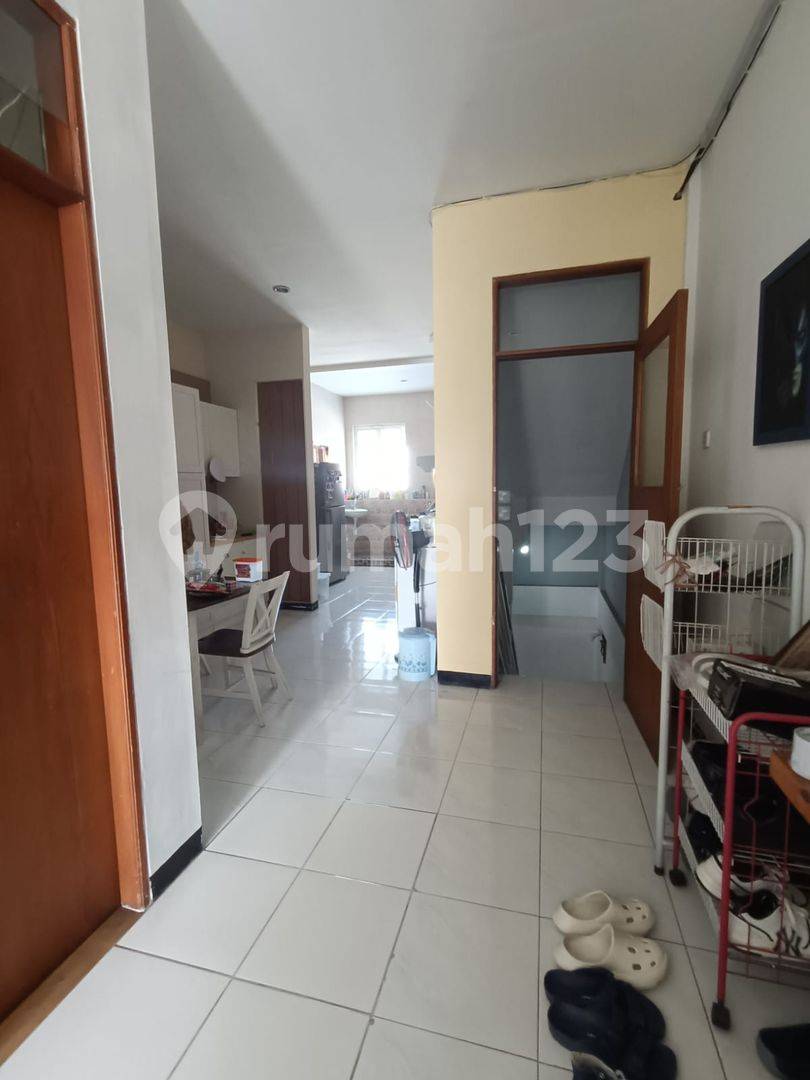 3-Story Commercial Building in Kalijudan for Rent