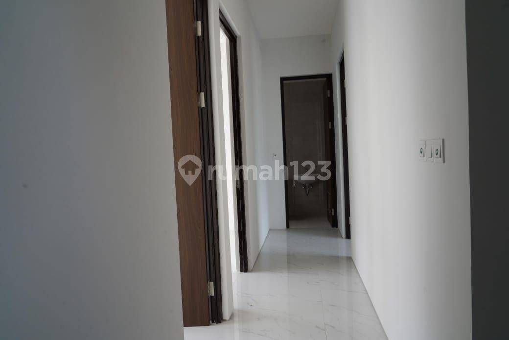 Современный 2.5-этажный дом в Citra Garden Serpong с 3 спальнями