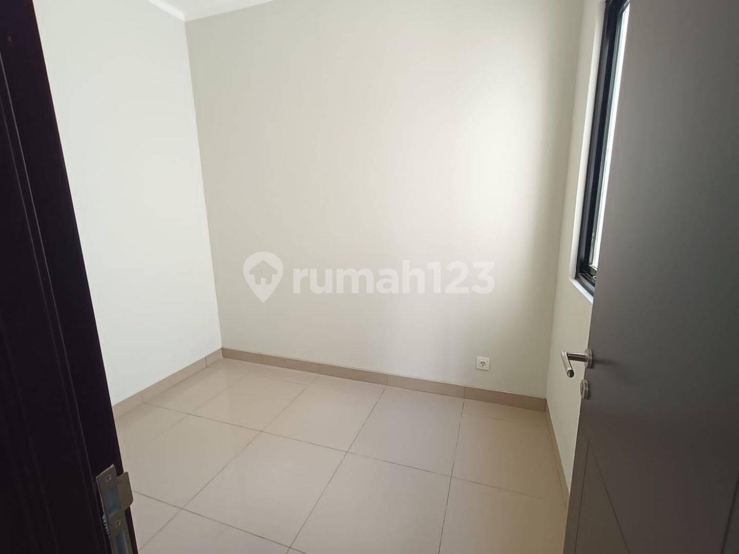 Modern Townhouse with Strategic Location in City Center
