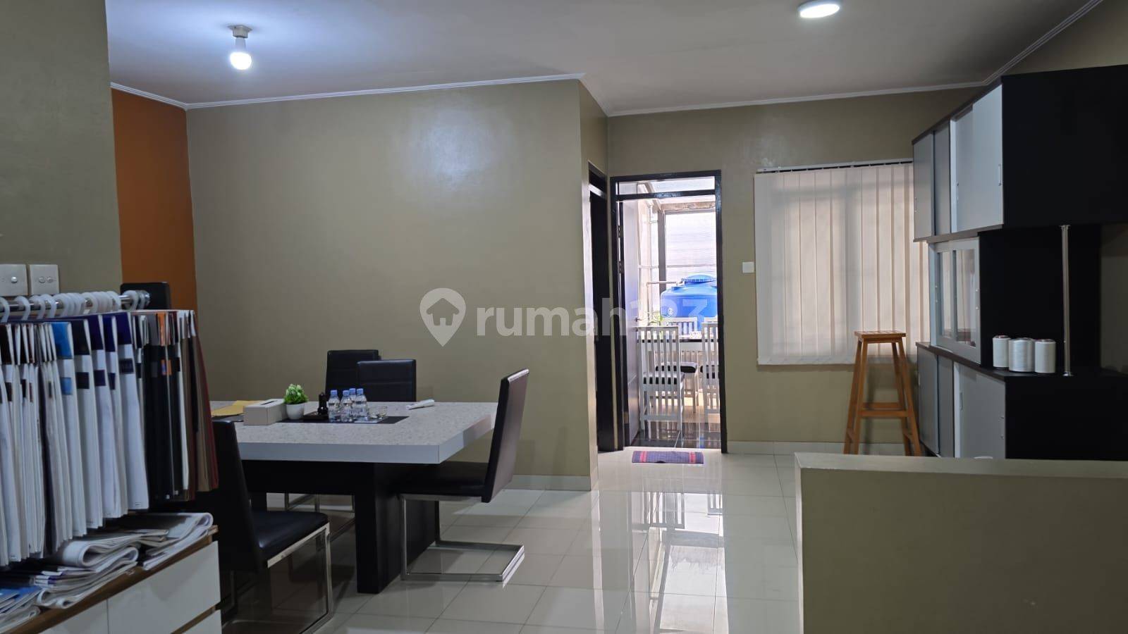Spacious 3+1 Bedroom Property in Taman Mekar Abadi